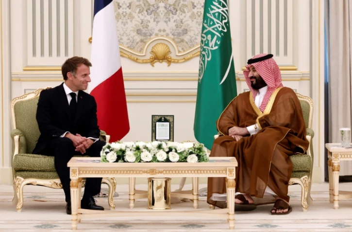Le président français Emmanuel Macron (g)  rencontre le prince héritier saoudien Mohammed ben Salmane au palais d’Al-Yamamah, à Riyad, le 21 octobre 2026