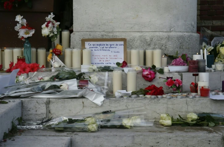 Fleurs et bougies déposées le 26 juillet 2016 devant la mairie de Saint-Etienne-du-Rouvray  en hommage au père Jacques Hammel égorgé dans son église