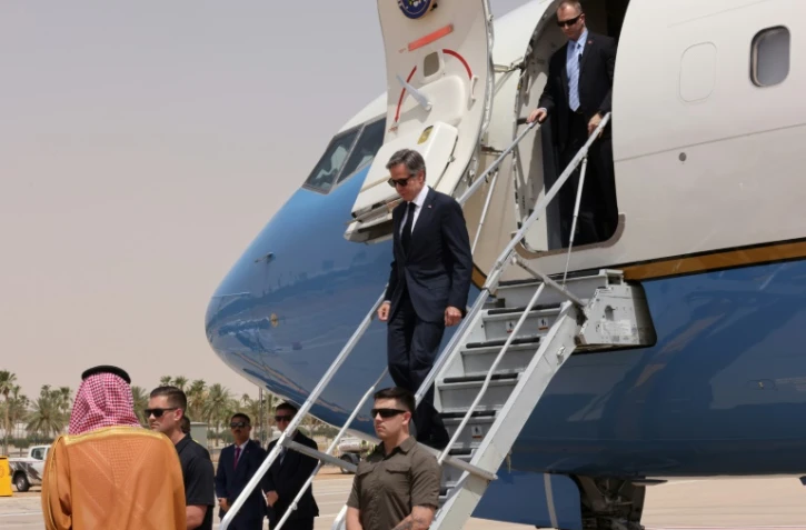 Le chef de la diplomatie américaine, Antony Blinken à son arrivée à l'aéroport de Ryad, le 7 juin 2023 en Arabie saoudite