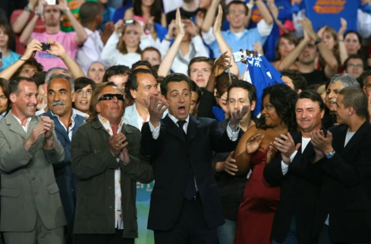 Autour de Nicolas Sarkozy (c), en meeting le 29 avril 2007 à Paris, (GàD) l'ex-champion de tennis Mansour Barami, les chanteurs Gilbert Montagné, Miss Dominique, Enrico Macias et Faudel 