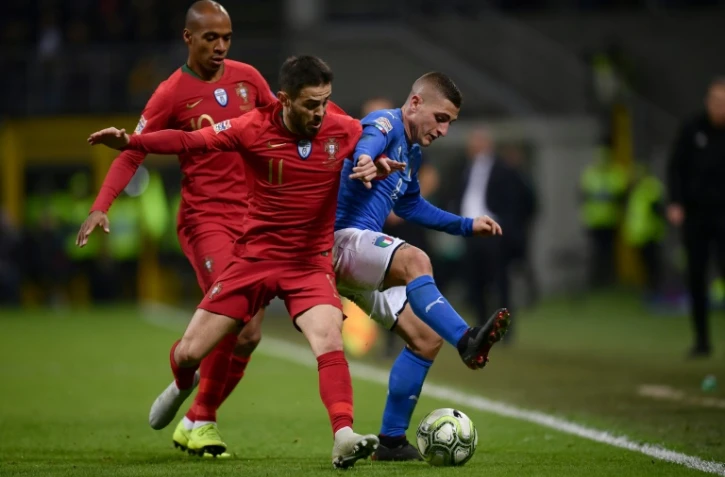 Le milieu de terrain italien Marco Verratti, aux prises avec son homologue portugais Bernardo Silva, lors de leur match de Ligue des nations, le 17 novembre 2018 au Stade San Siro à Milan