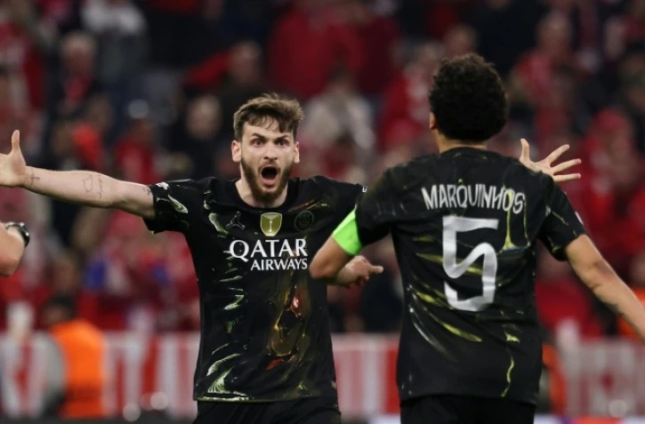 L'attaquant du PSG Khvicha Kvaratskhelia (G) face au capitaine Marquinhos lors de la qualification pour la finale de la Ligue des champions aux dépens du Bayern Munich, le 6 mai 2026 à l'Allianz Arena