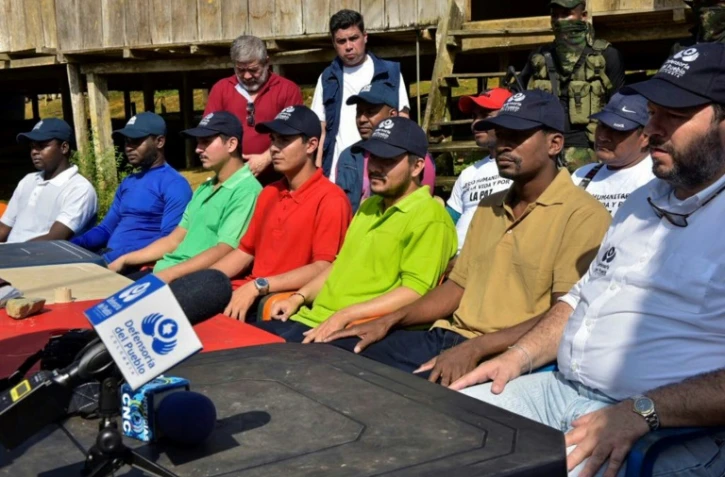 Photo transmise par les services de l'Ombudsman colombien des otages libérés par la guérilla de l'ELN lors d'une conférence de pressele 12 septembre 2018.