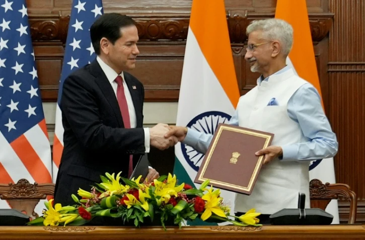 Le secrétaire d'État américain Marco Rubio (g) et le ministre indien des Affaires étrangères Subrahmanyam Jaishankar se serrent la main après la signature d'un protocole d'accord à New Delhi, le 26 mai 2026
