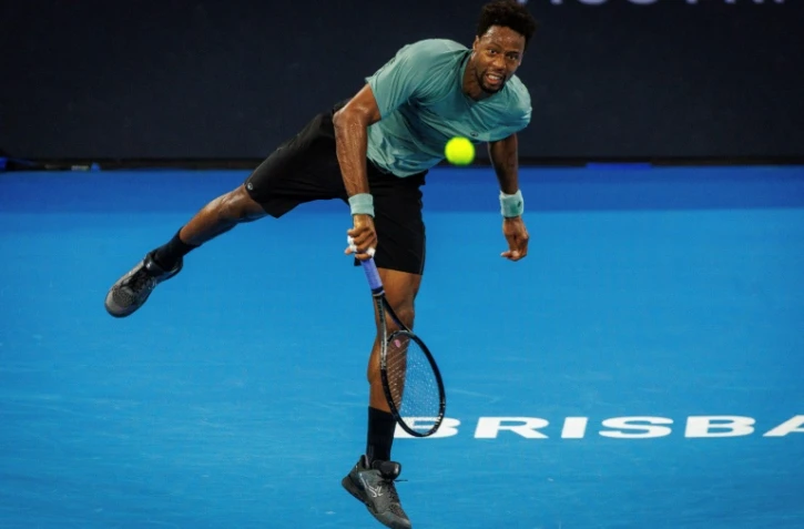 Gaël Monfils au service lors de son dernier contre le Serbe Novak Djokovic, au tournoi ATP 250 de Brisbane, le 2 janvier 2025