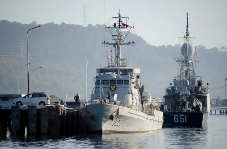 Des navires de la marine indonésienne à la base navale de Banyuwangi, le 24 avril 2021, alors que les recherches se poursuivent pour retrouver le sous-marin KRI Nanggala disparu au large de Bali