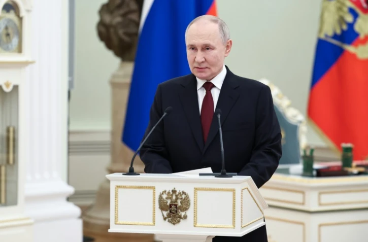 Le président russe Vladimir Poutine prononce un discours à l'occasion de la Journée du défenseur de la patrie au Kremlin, le 23 février 2025 à Moscou