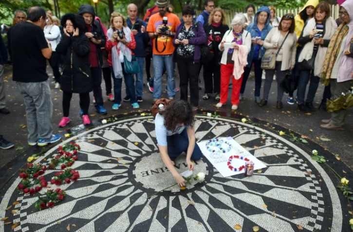 Des fans de John Lennon réunis le 9 octobre 2015 à New York, au mémorial Strawberry Field, en bordure de Central Park, dédié au musicien assassiné en 1980
