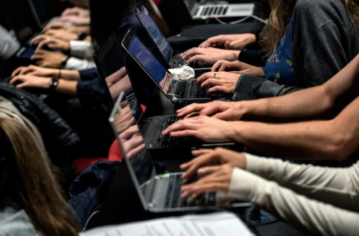 Des étudiants de l'Université catholique de Lyon utilisent des ordinateurs pendant lerus cours, le 18 septembre 2015