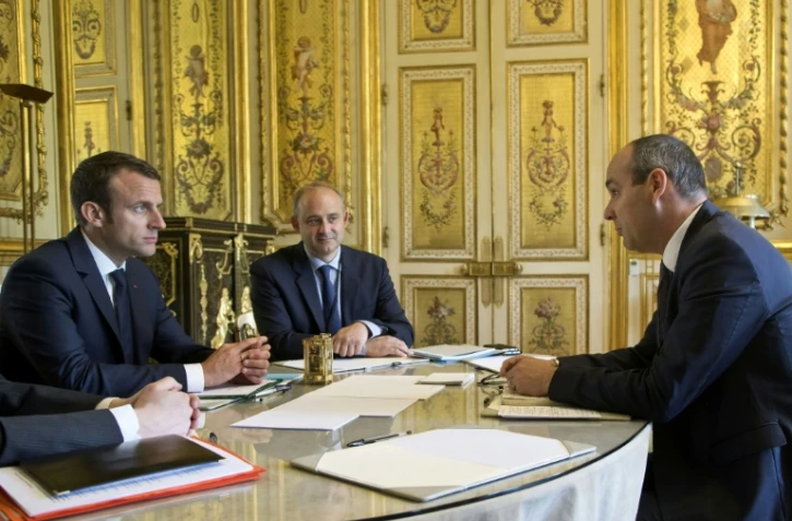 Emmanuel Macron, accompagné de son conseiller social Pierre-André Imbert (c), lors d'une réunion avec le secrétaire général de la CFDT, Laurent Berger, à l'Élysée, le 23 mai 2017