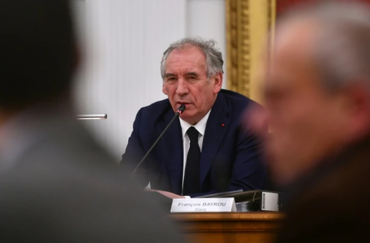 Le nouveau Premier ministre français et maire de Pau François Bayrou s'adresse au public lors du conseil municipal à l'hôtel de ville de Pau, dans le sud-ouest de la France, le 16 décembre 2024