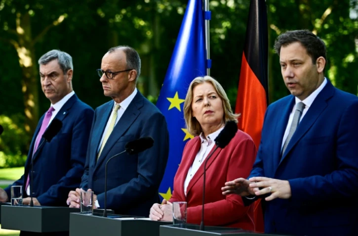 Le ministre-président de Bavière et chef de l’Union chrétienne-sociale (CSU) Markus Söder, le chancelier fédéral Friedrich Merz (CDU), la ministre fédérale du Travail et des Affaires sociales Bärbel Bas (SPD) et le ministre fédéral des Finances et vice-chancelier Lars Klingbeil (SPD) (de la gauche vers la droite) donnent une conférence de presse dans le jardin de la chancellerie à Berlin, le 2 juillet 2026