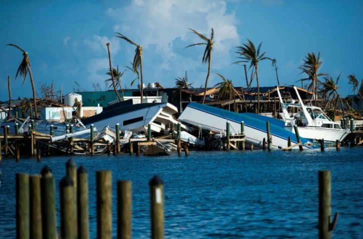 Des bâteaux soulevés par l'ouragan Dorian dans la baie de Treasure Cay sur l'île d'Abaco, aux Bahamas