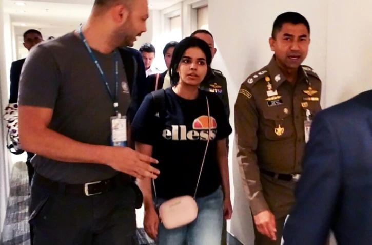 Photo fournie par les services de l'immigration thaïlandaise le 7 janvier 2019 montrant la jeune Saoudienne Rahaf Mohammed al-Qanun à l'aéroport international de Bangkok