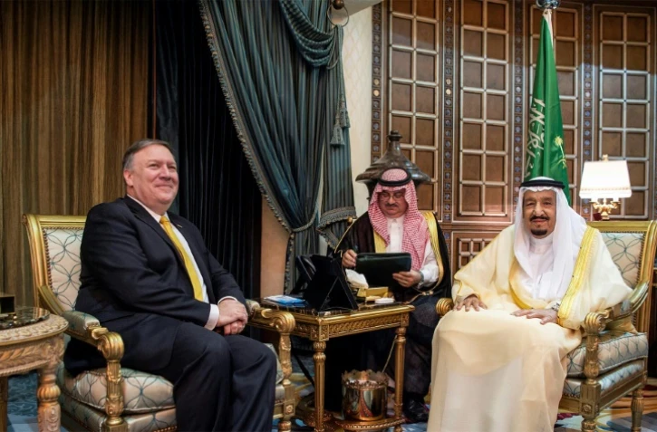 Photo distribuée par le palais royal saoudien montrant le roi Salmane et le secrétaire d'Etat américain Mike Pompeo, le 29 avril 2018 à Ryad 