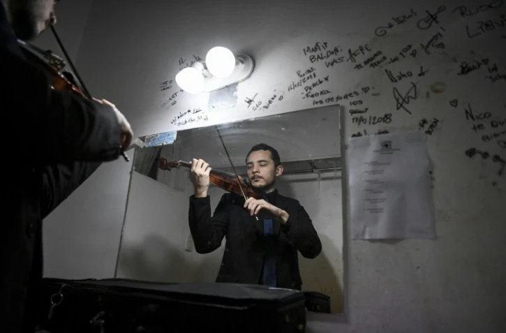 Un musicien de la Latin Vox Machine répète en coulisses avant d'entrer en scène pour le premier concert de l'ensemble, le 9 octobre 2018 à Buenos Aires