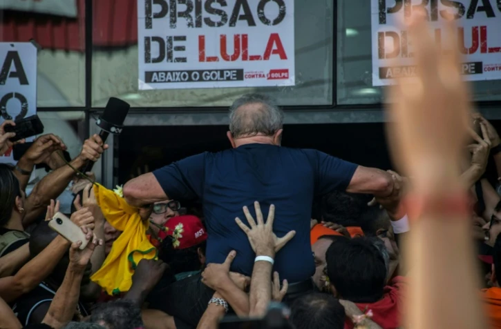 L'ex-président brésilien Luiz Inacio Lula da Silva porté par des partisans, le 7 avril 2018, à Sao Bernardo do Campo, dans la banlieue de Sao Paulo
