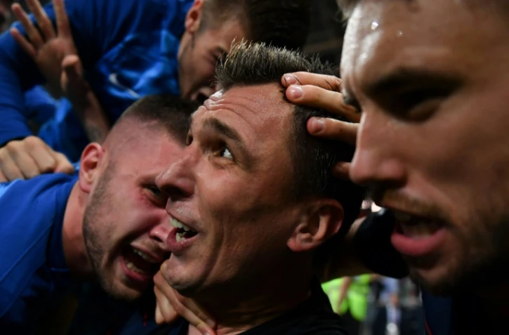 Photo prise par un photograpghe de l'AFP qui s'est retrouvé enseveli sous les joueurs croates, en pleine célébration du but de la victoire marqué par Mario Mandzukic face à l'Angleterre, le 11 juillet 2018 à Moscou