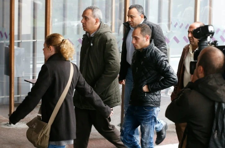 Des familles de passagers du vol d'EgyptAir à leur arrivée à l'aéroport le 19 mai 2016 à Roissy