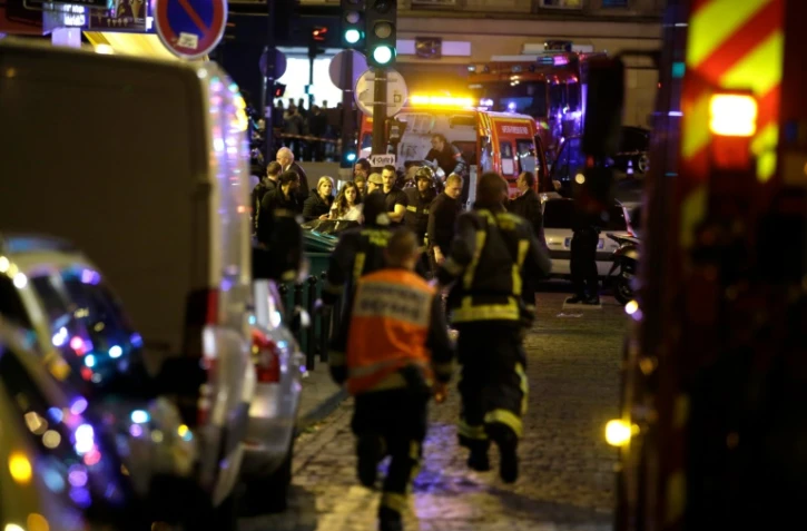 Les pompiers interviennent après les attentats dans le 10e arrondissement de Paris, le 13 novembre 2015