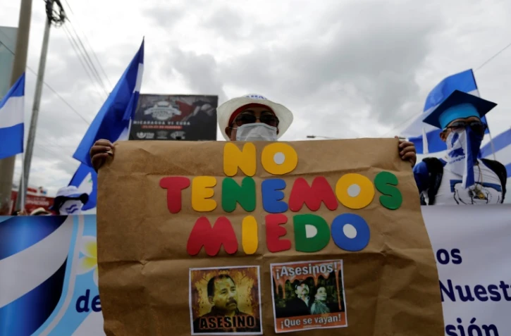Une femme porte une pancarte marquée du slogan "no tenemos miedo" (nous n'avons pas peur) lors d'une manifestation contre le président du Nicaragua Daniel Ortega, le 31 juillet à Managua