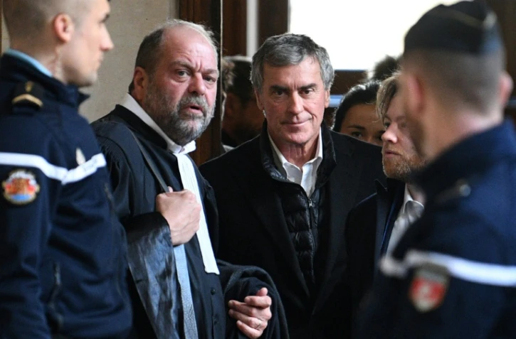 L'ancien ministre du Budget Jérôme Cahuzac (D), au côté de son avocat Eric Dupond-Moretti, au tribunal à Paris, le 12 février 2018 