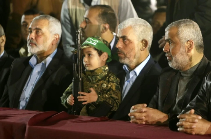 Ismaïl Haniyeh (g) à Gaza, le 27 mars 2017