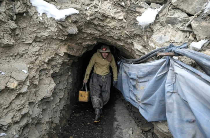Un mineur sort d'une mine d'émeraude dans la vallée de Mikeni, dans le Panchir afghan, le 12 janvier 2022