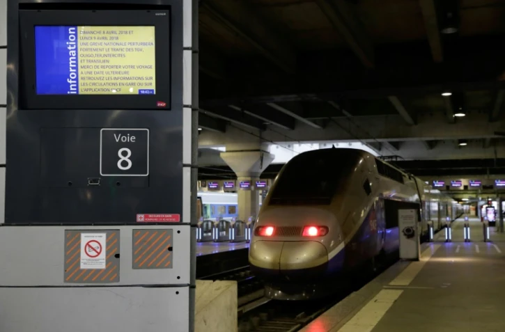 Un TGV bloqué à quai dimanche 8 avril 2018 à la gare Montparnasse