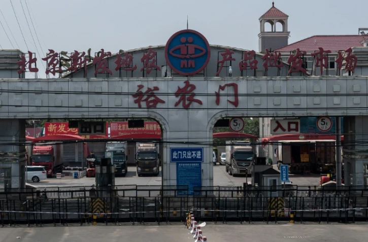 L'entrée du marché de Xinfadi, fermé depuis l'apparition de nouveau cas de coronavirus, le 19 juin 2020 à Pékin