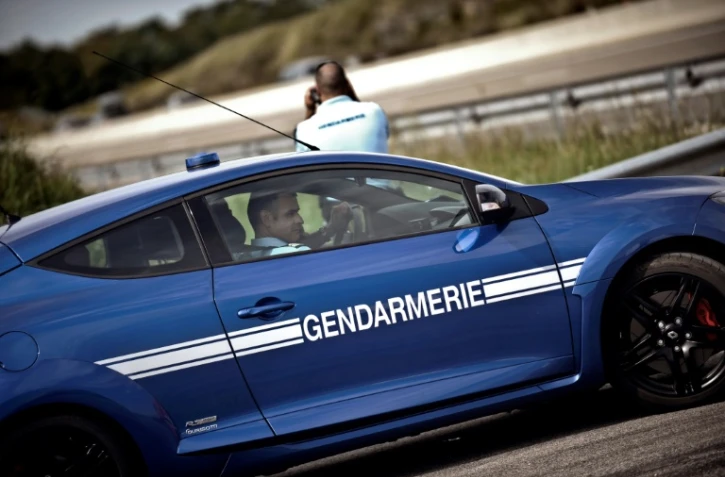 Des gendarmes le 11 août 2011 près de Dijon