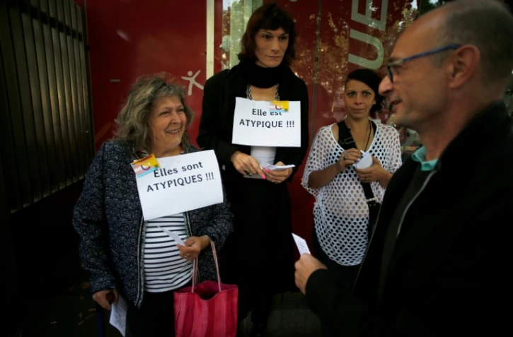 Rassemblement devant le conseil départemental de Seine-Maritime contre la discrimination des couples homosexuels en matière d'adoption le 21 juin 2018 à Rouen