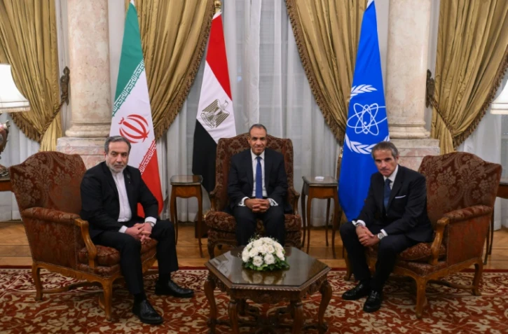 Le ministre égyptien des Affaires étrangères Badr Abdelatty (c), son homologue iranien Abbas Araghchi (g) et le directeur général de l'Agence internationale de l'énergie atomique (AIEA), Rafael Grossi, lors d'une rencontre au Caire, le 9 septembre 2025