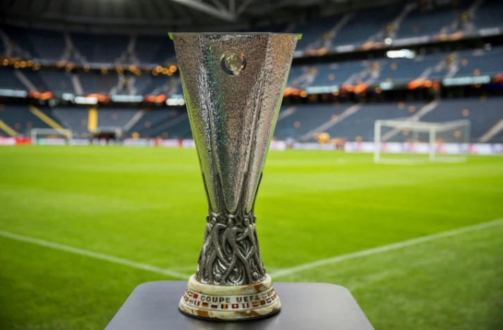 Trophée de l'Europa League exposé au stade de Solna en Suède lors de la finale de la compétition entre l'Ajax et Manchester United, le 23 mai 2017