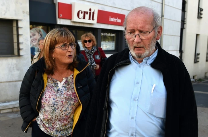 Une femme s'en prend à Jean-Claude Mas (d), fondateur des prothèses mammaires frauduleuses PIP alors que ce dernier arrive le 16 novembre 2015 au tribunal d'Aix-en-Provence  pour son procès en appel