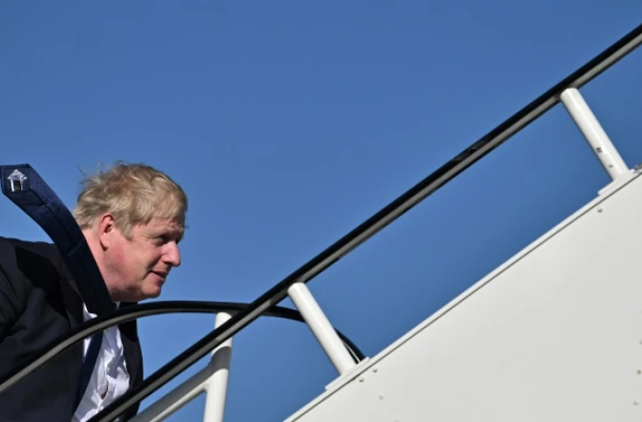 Le Premier ministre britannique Boris Johnson embarquant dans un avion à l'aéroport de Stansted près de Londres, pour se rendre en Inde, le 20 avril 2022