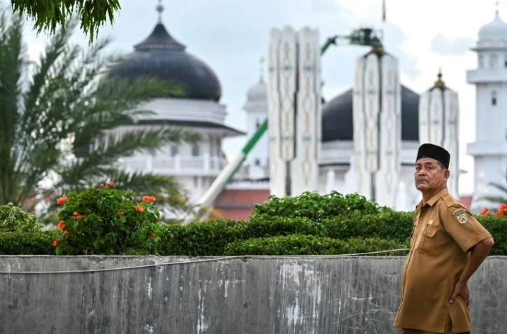 Djafaruddin près de la grande mosquée de Baiturrahman, à Banda Aceh, le 19 novembre 2024 en Indonésie