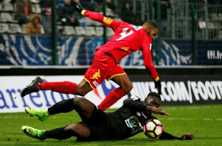 Le milieu de Guignamp Alexandre Mendy (en bas) à la lutte avec le défenseur de Quevilly-Rouen William Sery en Coupe de France, le 1er mars 2017 au Petit-Quevilly