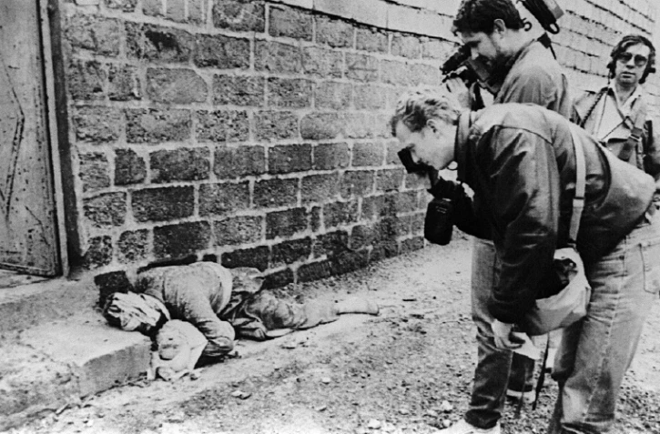 Des journalistes photographient et filment les cadavres d'un homme et de son bébé, le 20 mars 1988, dans la ville kurde de Halabja, après l'attaque de l'armée irakienne