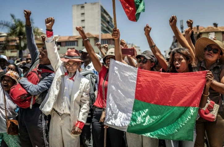 Des manifestants lors d'un rassemblement demandant la démission du président malgache, le 14 octobre 2025 à Antananarivo