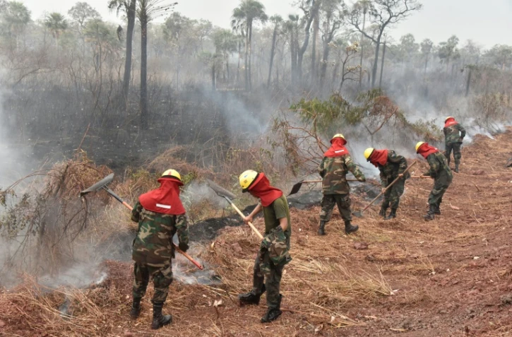 Des pompiers luttent contre des feux de forêt dans le parc national Otuquis, le 26 août 2019 en Bolivie