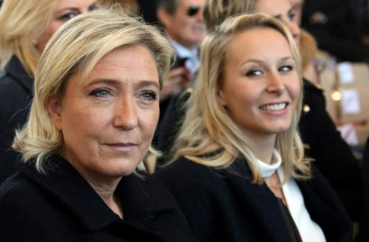 Marine Le Pen, candidate FN à la présidentielle et sa nièce, la députée du Vaucluse Marion Maréchal-Le Pen (D), le 15 octobre 2016 à Nice