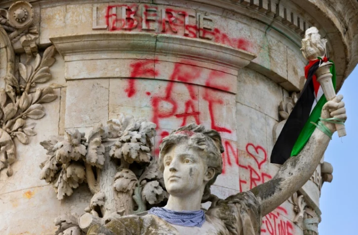 La statue de la République taguée après des manifestations en soutien aux Palestiniens à Gaza, place de la République à Paris, le 13 juin 2025
