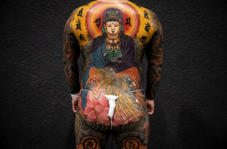 Un homme exhibe ses tatouages lors de la 7e édition de la Foire internationale du tatouage de Hong Kong, en Chine