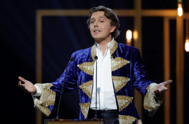 L'humoriste Alex Vizorek présentant la cérémonie des Molières aux Folies Bergère le 30 mai 2022.