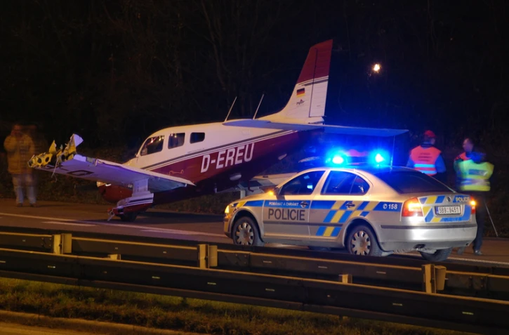 Le Piper Archer III de l'aéroclub du Sud s'est posé en urgence sur une autoroute de Brno en République tchèque (Photo www.planes.cz)