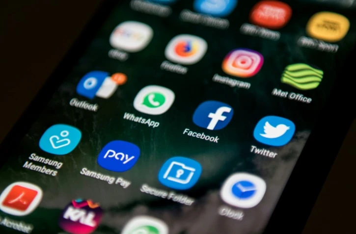 Un téléphone portable avec ses applications, le 22 mars 2018, à Manchester United (Angleterre)