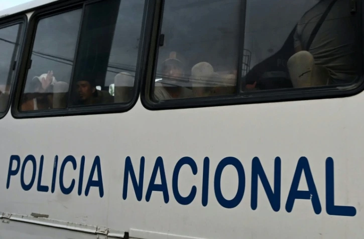 Des pêcheurs interpellés sont transportés dans un bus de la police nationale vers l'Unité de surveillance communautaire (UVC) depuis le port de Manta, en Équateur, le 4 septembre 2026