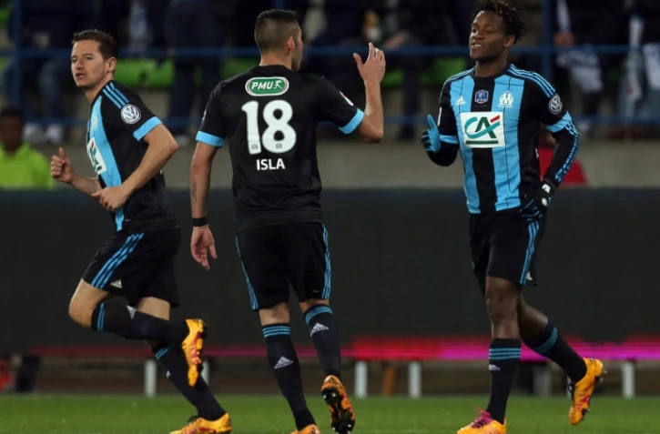 L'attaquant Michy Batshuayi (d) inscrit le but de la victoire pour Marseille en quarts de finale de la Coupe de France Ă Caen, le 3 mars 2016