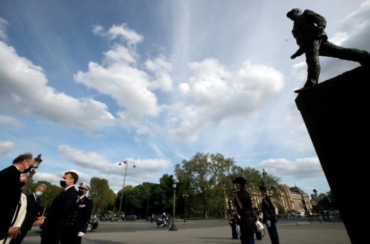 Emmanuel Macron et Yves de Gaulle (petit fils) au pied de la statue du général de Gaulle à Paris le 8 mai 2021